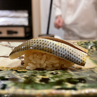鮨ひろ瀬 - 小鰭
                    東京湾で獲れた江戸前の小鰭。思ったよりもやわらかで優しい〆具合、シャリとの相乗も味わえて◎。現代に受け継ぐこれぞ江戸前寿司という大将一番のこだわりの一貫。