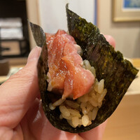 鮨ひろ瀬 - 本日の最優秀賞！
                    半身のみ炭で炙ることで旨みをさらに引き出し香りがふくらみ、鮪好きにはたまらない最高の手巻き！！