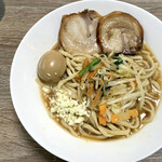 丸山製麺 - 炒め野菜、ハナマサチャーシュー、燻卵　スープ少なめかなり濃いめ