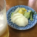 岩田家 - チンカチンカの冷やっこいルービーのアテが漬物って嬉しいぢゃないの！
            
            しかも完全に自家製！！！
            
            醤油チョイたらして味の素かけたい！！！
            
            
            
            カブは要らない。
            
            
            カブ  嫌い。
            
            
            