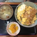 岩田家 - キャーーーかつ丼 ¥780ヽ(´o｀
            
            
            コレは81ッパクのタカシ
            
            
            肉はやわらか ダシが効いて美味かったそうです。
            
            鰹の出汁の香りがトイメン迄来ました。
            
            
            