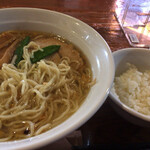 かおたんラーメンえんとつ屋 - ランチタイムはご飯か大盛りサービスで
      ご飯を少量にしてもらってお願いしました。