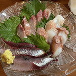 清水森食堂 - 季節のお刺身(タコ、黒鯛、鰯)