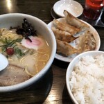 Ramen Santouka - 餃子定食1020円塩ラーメン