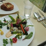 レストラン・アスペルジュ - ランチコース、前菜  美瑛の畑。
              ・20種類の野菜を使った取り合わせ。
