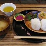 Musubishokudou mametokouji - “塩むすび定食”
