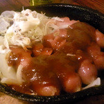 まいど - 鉄板ソーセージ吉田ソースかけ400円