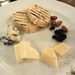 ピッツェリア キアッキェローネ - 残ったワインをいただく用のチーズ　量も調整してくれた