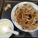 オリジナルラーメンの店 まんみ - 光っちゃってるけど、たまごスープ付き