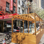 Sarge’s Delicatessen & Diner - 店舗外観。ストリートレストラン設営中。