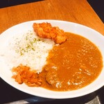 串かつとお酒 でんがな - 牛すじカレー + 唐揚げトッピング（2個）