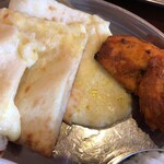 Indo Dainingu Aria - Aセットのチーズナンとチキン