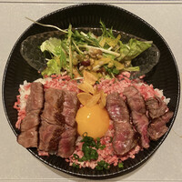 馬刺しと焼き鳥 グルマン三年坂 - 名物 グルマン丼