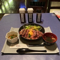 馬刺しと焼き鳥 グルマン三年坂 - 名物 グルマン丼