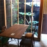 ごはんとお酒と布と糸 fudan - お店奥のテーブル席