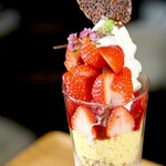 Cafe Lisas - 苺パフェ