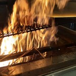 Tossa Ji Kurassan - ランチでも注文ごとに藁焼きして下さる鰹のたたき、ガラス張りの焼き場に大きな炎が上がりライブ感満点！