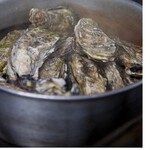 wine bar parpunte - 【国宝級】岩手県広田湾産『殻付き蒸し牡蠣』を調理中♪