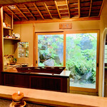 未在 - ◎カウンター越しに庭と滝水が眺められる。
