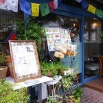 イーマサラ - カラフルなお店の外観。