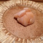 三谷 - ★8　生のホタテ（握り）