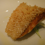 ヤマガタ サンダンデロ - そして、お魚！
            この、見事なウロコっぷり！！
            これ全部カリカリと食べられるのです、これは美味◎