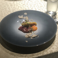 神戸牛炉釜ステーキ GINZA KOKO炉 - トモサンカクを卵黄を崩して白トリュフとでいただく逸品