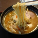 Yamato Pakingu Eria - 郡上ラーメン（味噌）　の麺リフト