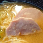 ぎふ大和パーキングエリア - 郡上ラーメン（味噌）　700円　の明方ハム　3切れ入ってた