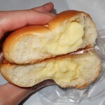 エッセンゼーレ - ・「クリームパン(¥129)」の断面。
