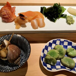 Sushi Yoshi - 注文した数点の貝のお刺身とお通しおつまみ