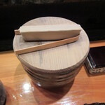 天寿し - カウンター上に、好きに食べて良いガリ