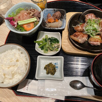 水たき料亭 博多華味鳥 ヒルトンプラザウエスト店 - もも炙り焼き御膳¥1200。
