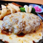 食べ処谷地 - チーズハンバーグ定食のハンバーグ