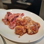 焼肉 春香園 - カルビ    780円、ホルモン    580円