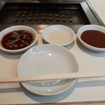 焼肉 春香園 - タレ、レモン果汁。酢味噌(豚足用)