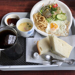 喫茶 アトリエ - もれなくサービスされる超豪華なモーニングセット。