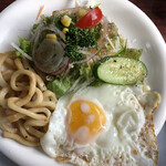 喫茶 アトリエ - 野菜サラダに半熟の目玉焼きに付け合わせの焼きうどん。