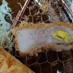 とんかつ とみた - 辛子をつけて