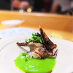 やまぐち - とり貝の大徳寺納豆のパウダー掛け、うすい豆のソースで。