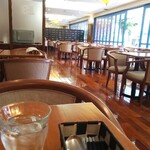 カフェレガロ - 明るくて広い店内