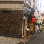 神楽坂うしやま - 神楽坂通りからはこの景色が目印