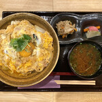 酒彩料理 茂正 - ・親子丼 900円/税抜