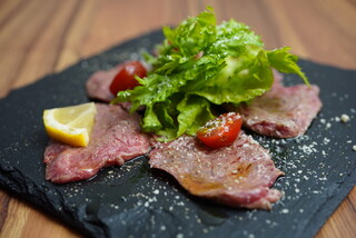 和牛焼肉食べ放題 ヤキニクギャング - 【生もん】和牛炙りカルパッチョ～わさび菜～