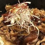 鉄板ダイニング鼎 - 金粉ののっかった牛丼です。