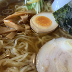 もりもり亭 - 「和風煮干しラーメン」「大盛」接写。トッピングは、豚バラチャ－シューに、メンマ、半分サイズの味玉、8切〔はっさい : 全型（約21cm×19cm）= 1枚 分の 1/8サイズ〕の海苔 1枚、水菜に刻み柚子である。