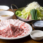 使用鹿儿岛县产黑猪肉的飞鱼高汤香味的汤汁博多汤涮涮锅