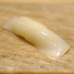すし寿 - 墨烏賊の握り　塩と酢橘で