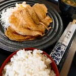 大阪屋 - 生姜焼き定食¥850,大きなお肉が4枚もどーん！！と(^O^)