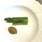 La Brianza - 雑誌dancyuの掲載で聞き及んでいたジェットファーム長谷川さんのアスパラガスこちらで出会えるとは思ってなかったサプライズ、引き出された味わいは生命力みなぎる濃ゆい美味しさで感動だったわ～( ´-｀)